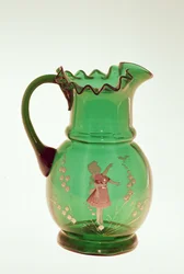 Brocca verde di Mary Gregory con pittura a smalto cotto di bambino, possibilmente boema, fine XIX secolo (vetro)